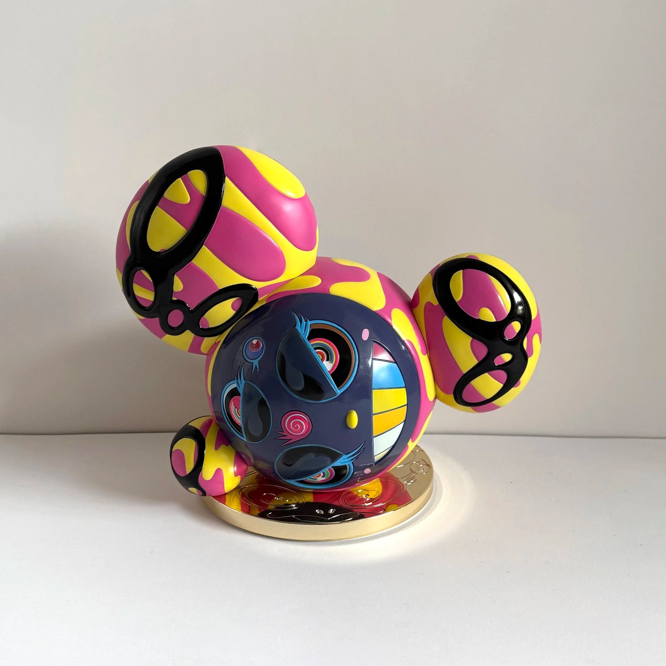 The plush artwork “Flower cushion” from Takashi Murakami, 100cm
